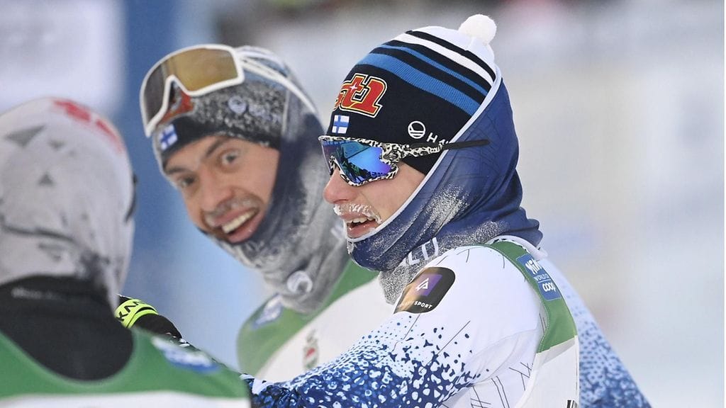 Remi Lindholm (edessä) ja Perttu Hyvärinen olivat hyvällä tuulella Rukan 15 kilometrin takaa-ajon jälkeen.