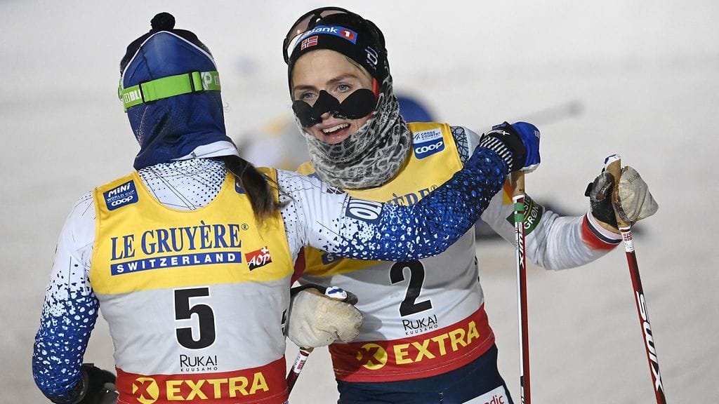 Krista Pärmäkoski (vas.) onnitteli maalissa kisan voittanutta Therese Johaugia.