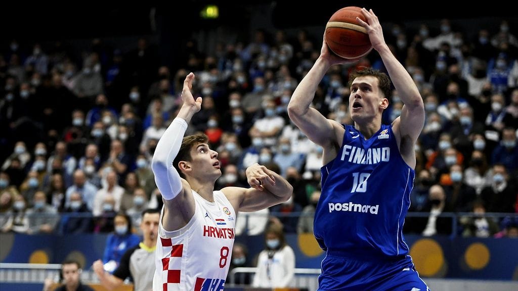 Mikael Jantunen heittää Kroatian Roko Prkacinin puolustaessa.
