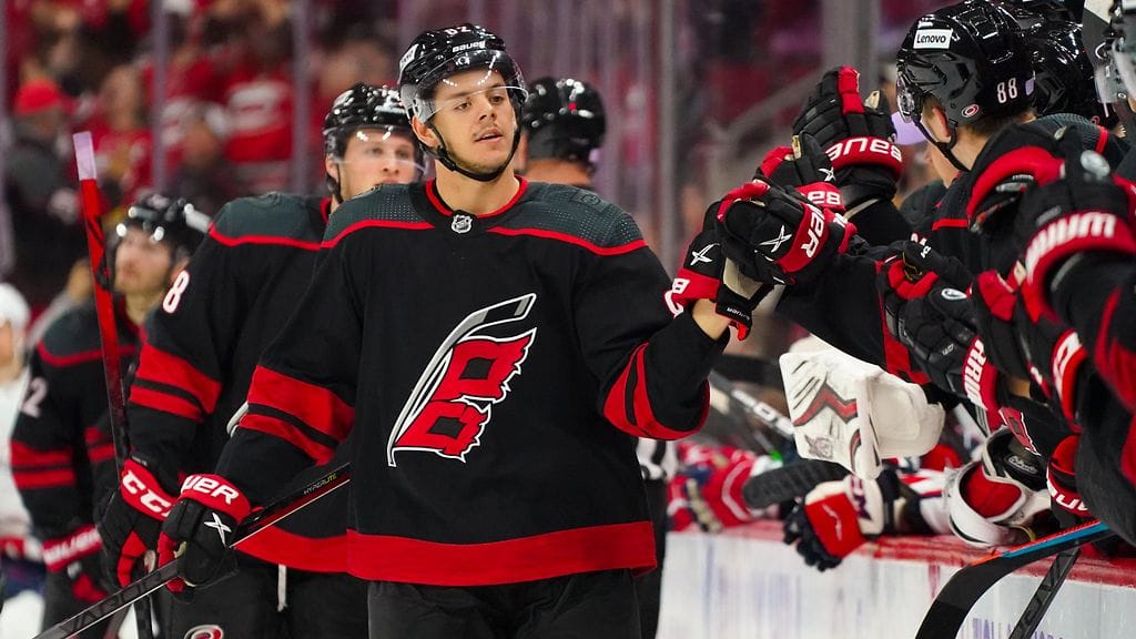 Jesperi Kotkaniemi viimeisteli Washington Capitalsia vastaan Carolina Hurricanesin 1–2-kavennuksen.