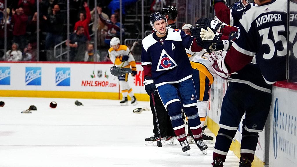 Päähineitä lensi jäälle, kun Colorado Avalanchen Mikko Rantanen takoi hattutempun Nashville Predatorsia vastaan.