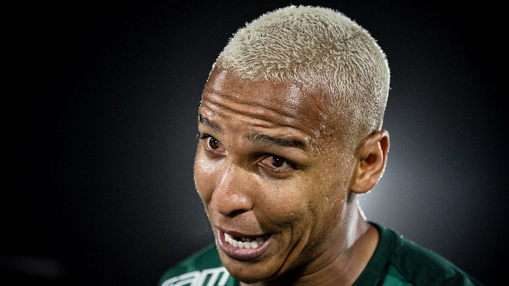 Deyverson sukelsi, kun erotuomari taputti häntä selkään.