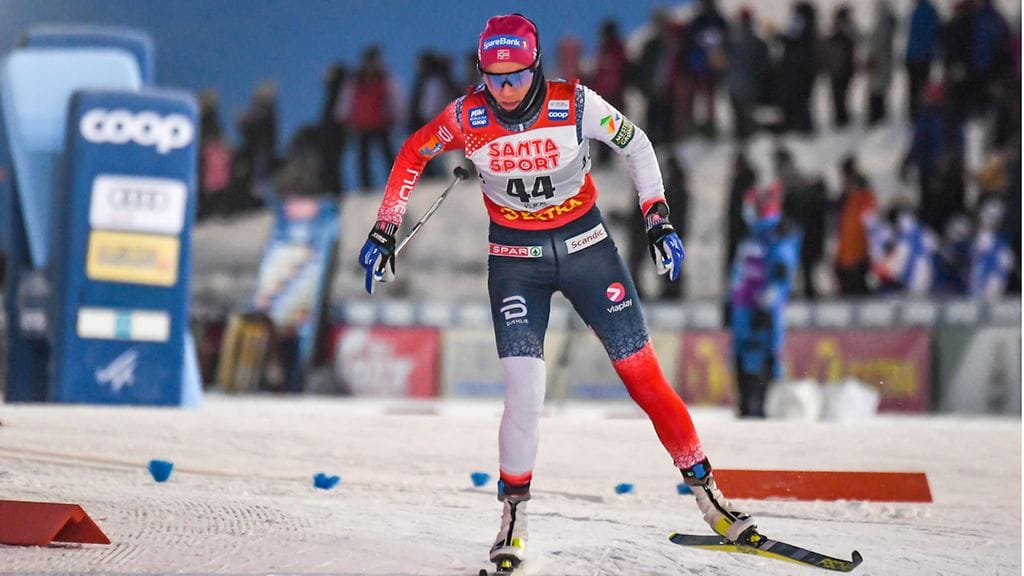 Vielä lauantain alkumatkan Heidi Weng hiihti lasit silmillään.