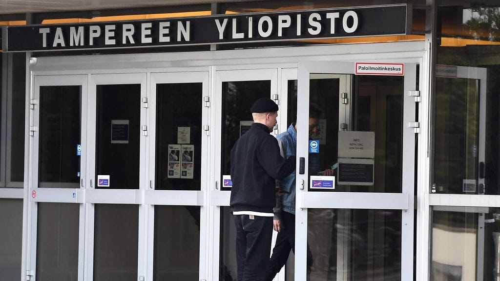 Opiskelijoita kävelee ovista sisään Tampereen yliopistolla 4. syyskuuta 2020.