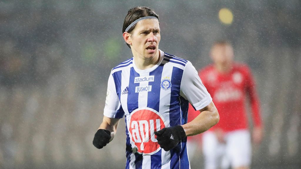 Riku Riski pelaa HJK:n hyökkäyksessä laidalla.