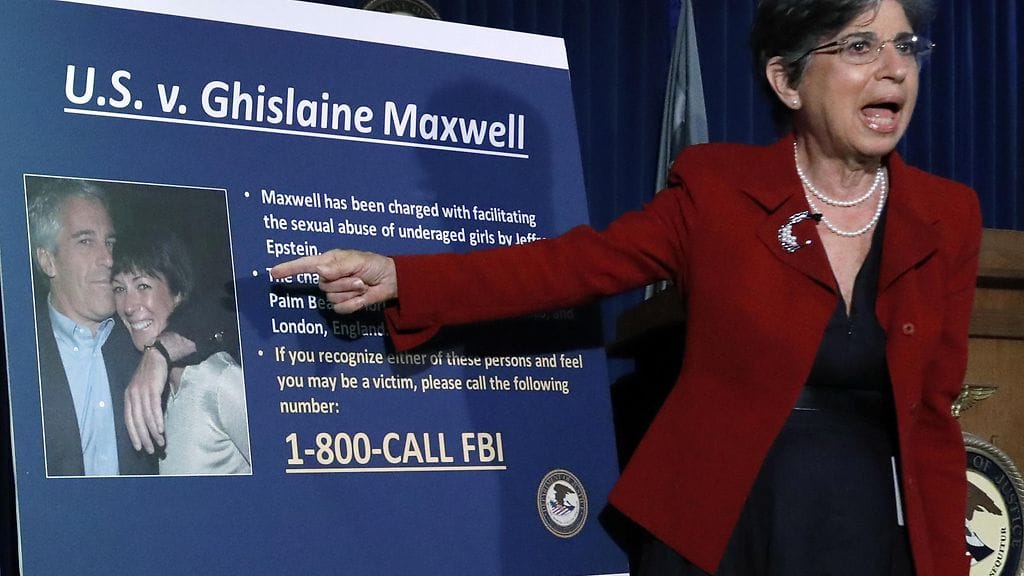 Nainen osoittaa kuvassa olevaa Maxwellia ja Epsteinia.