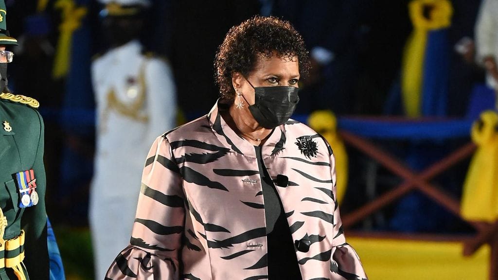 Seremoniassa virkavalansa vannoi maan ensimmäinen presidentti Sandra Mason.