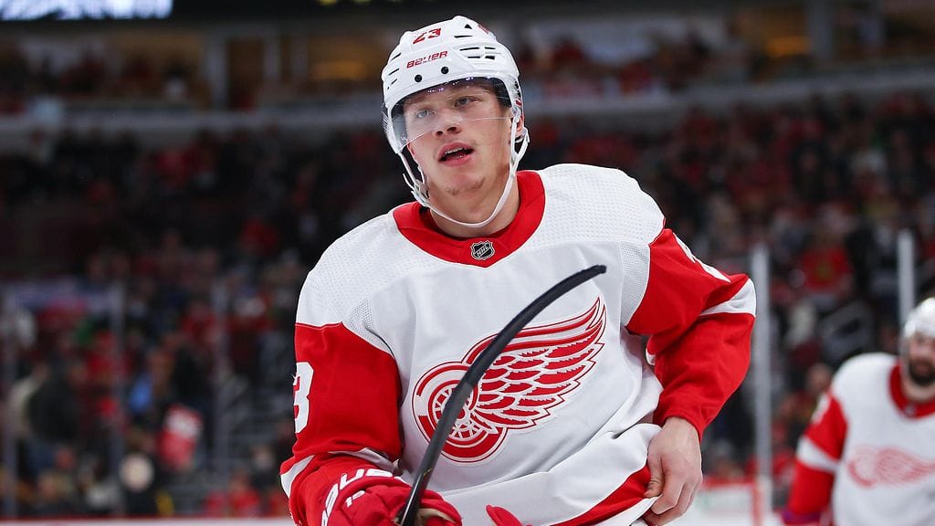 Huimaa NHL-tulokaskautta pelannut Lucas Raymond uhkaa jäädä pois Ruotsin olympiajoukkueesta.