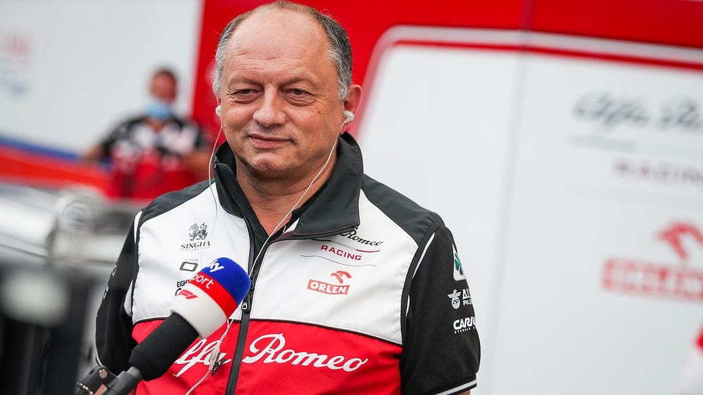 Frederic Vasseur hymyilee matkalla pankkiin.