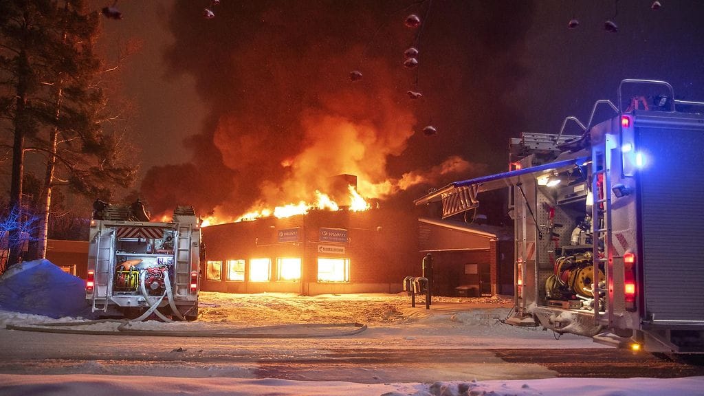 Liekit roihusivat Vauhdin suksivoidetehtaalla.