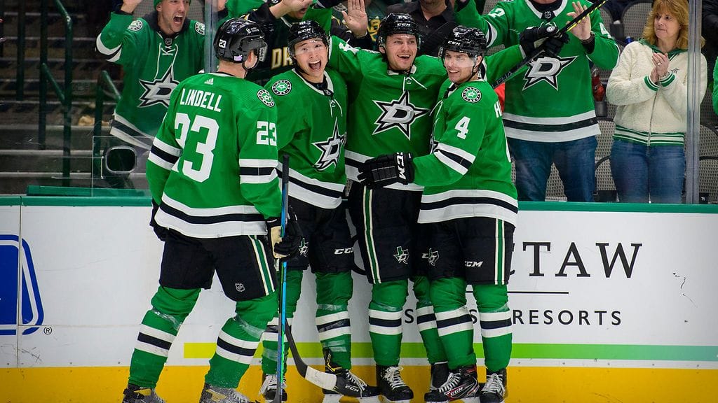 Dallas Starsin Esa Lindell, Jason Robertson, Roope Hintz ja Miro Heiskanen juhlivat Hintzin Carolina Hurricanesia vastaan iskemää toista maalia.