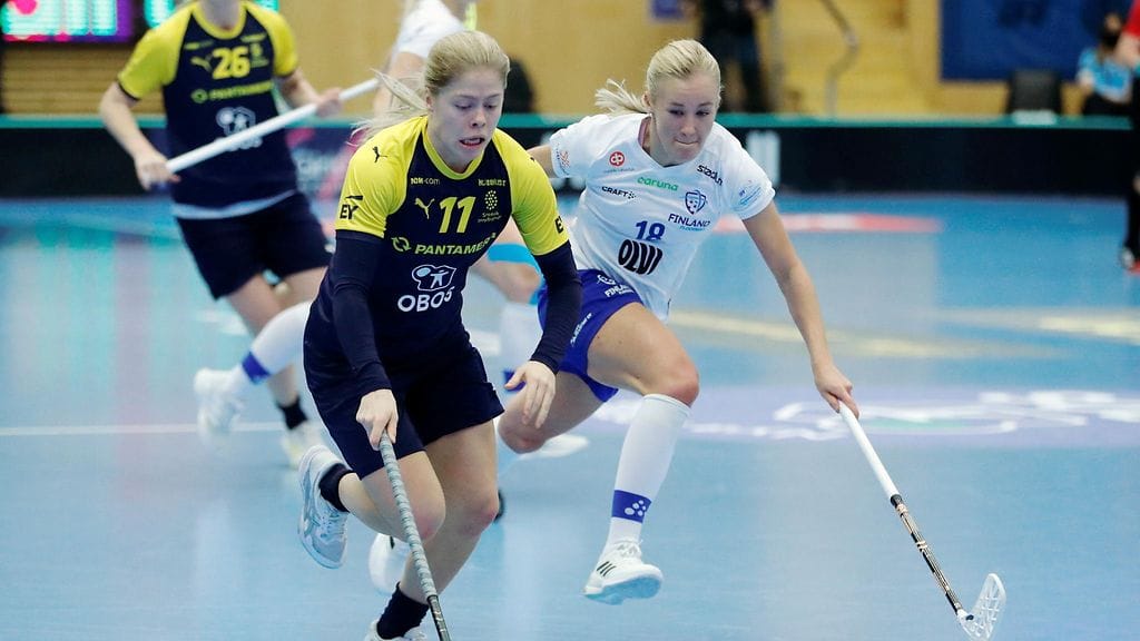 Ruotsin Maja Viström turhautui otteluun Suomea vastaan. Kuvassa myös Suomen Johanna Homi.