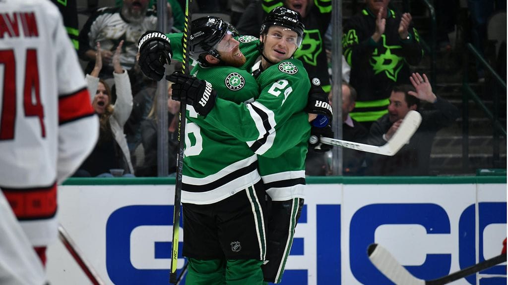 Roope Hintz (oik.) tuuletti viime yönä maalia yhdessä ketjukaveri Joe Pavelskin kanssa.