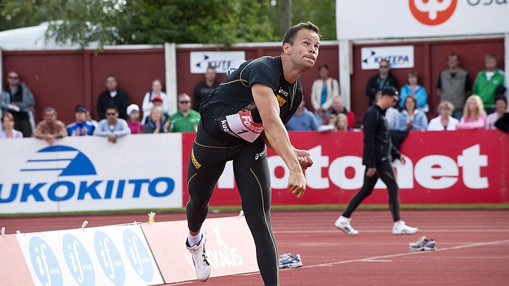 Tero Pitkämäki kiskaisee Kuortaneella.