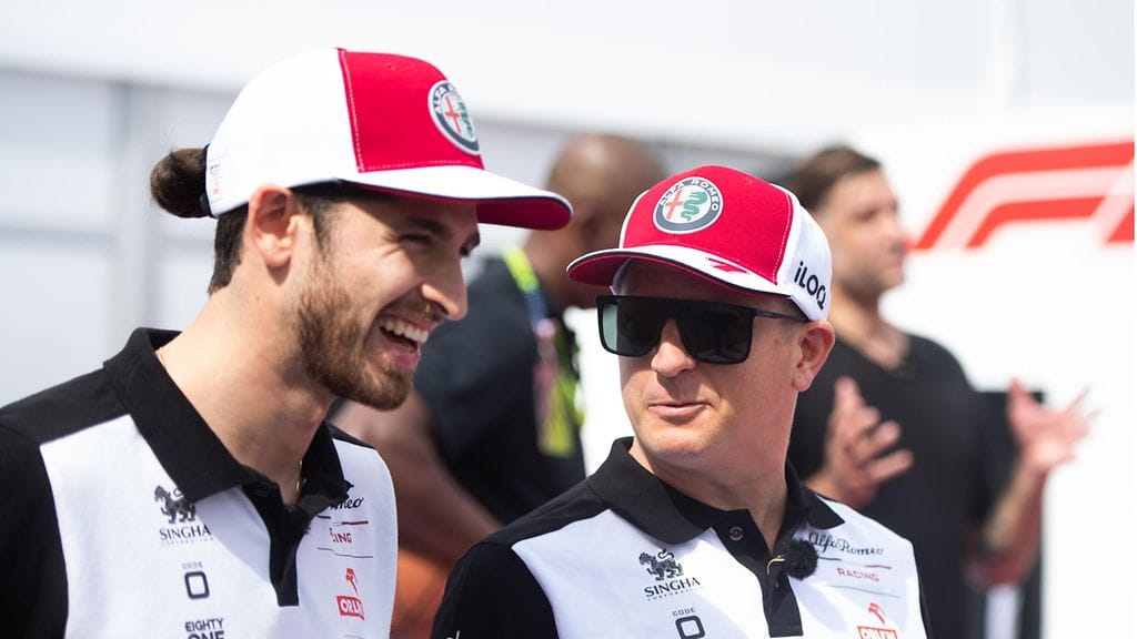 Alfa Romeon Kimi Räikkönen ja Antonio Giovinazzi olivat huumorituulella.