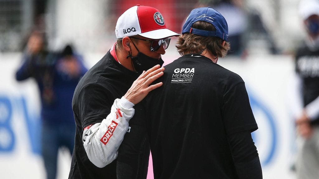 Kimi Räikkönen ja Fernando Alonso Itävallan GP:ssä heinäkuussa 2021.