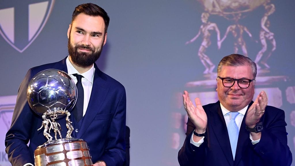 Tim Sparv vastaanotti palkinnon Palloliiton puheenjohtajalta Ari Lahdleta.