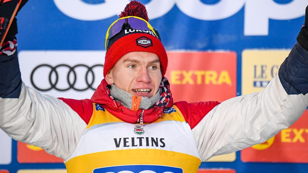 Venäjän Aleksandr Bolshunov ei puhu englantia, joten kommunikointi hoidetaan muulla tavoin.