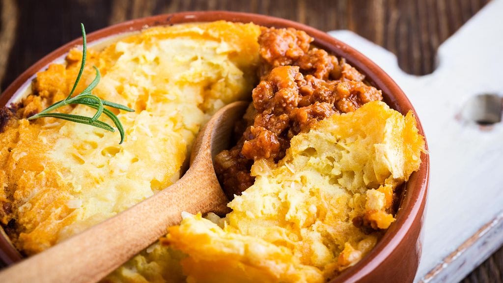 Lammaspaimenen piiras eli shepherd’s pie on englantilaiseen keittiöön kuuluva ruokalaji. Kuvituskuva.