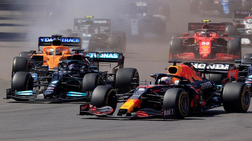 Max Verstappen ja Lewis Hamilton taistelevat tiukasti kuljettajien maailmanmestaruudesta.