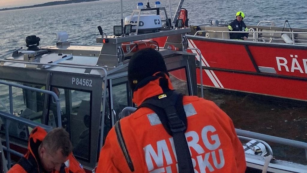 Länsi-Suomen merivartiosto julkaisi tviitissään kuvan pelastustöistä mereltä.