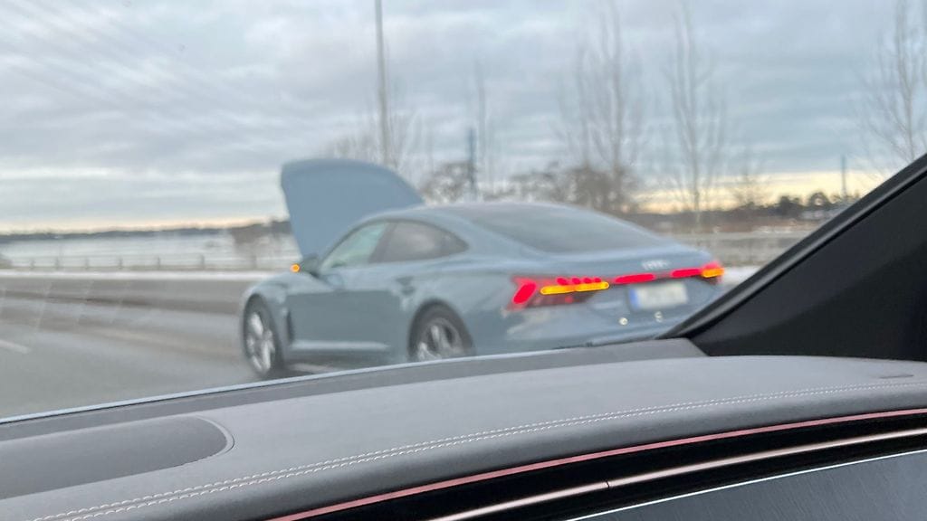 Audi e-tron GT on verrattain harvinainen näky Suomessa. Vielä poikkeuksellisempaa on kuitenkin nähdä sellainen ajamassa Länsiväylää pelti pystyssä.