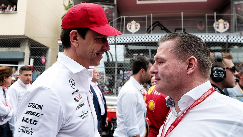 Jos Verstappen (oik.) lataa täyslaidallisen Toto Wolffin suuntaan.