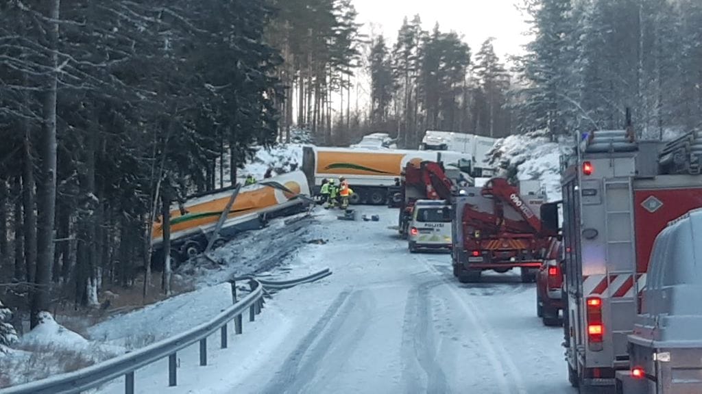 Rekan biodieselsäiliö osui kaiteisiin ja kaiteen pylväät lävistivät säiliön useasta kohdasta. Kuva: Pelastuslaitos.