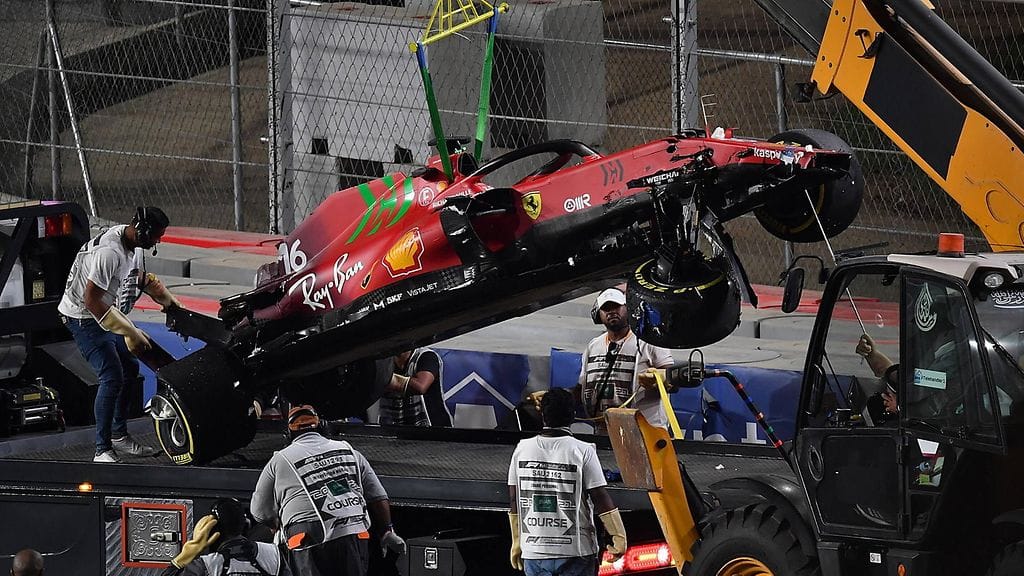 Charles Leclercin Ferraria nostettiin perjantain harjoitusten rajun ulosajon jälkeen.