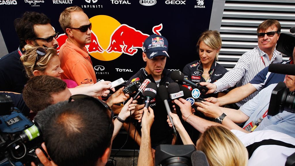 Sebastian Vettel toimittajalauman keskellä