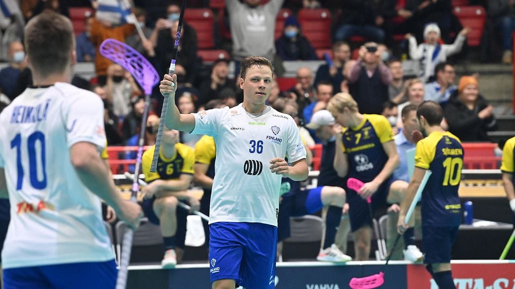 Ville Lastikka iski kolme maalia Ruotsin verkkoon.