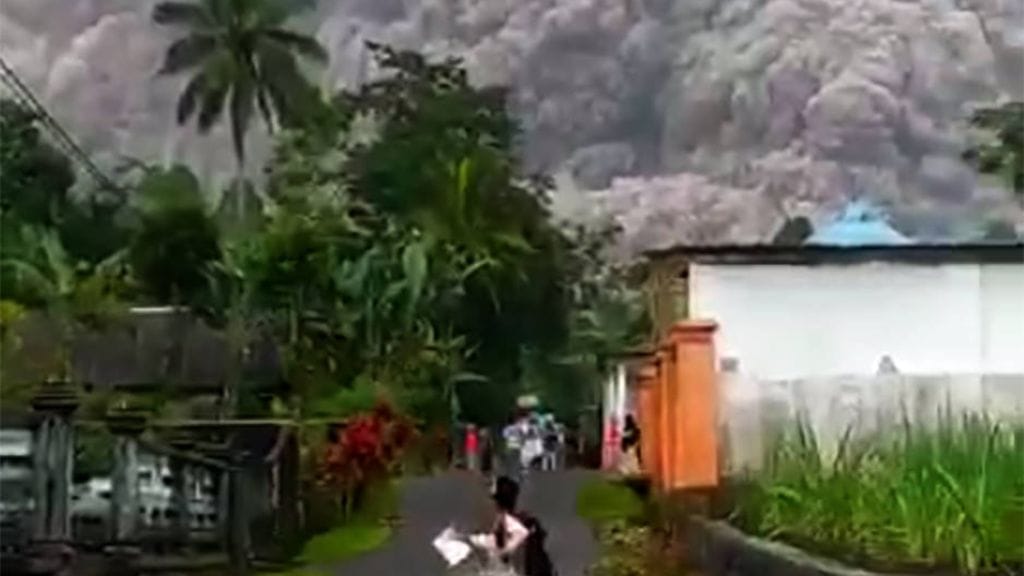Semeru-tulivuori näytti voimansa Indonesiassa.