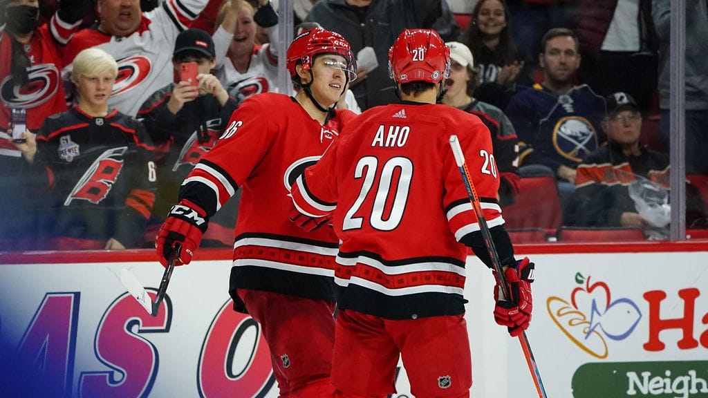 Sebastian Aho ja Teuvo Teräväinen olivat loistavalla pelipäällä Buffalo Sabresia vastaan.