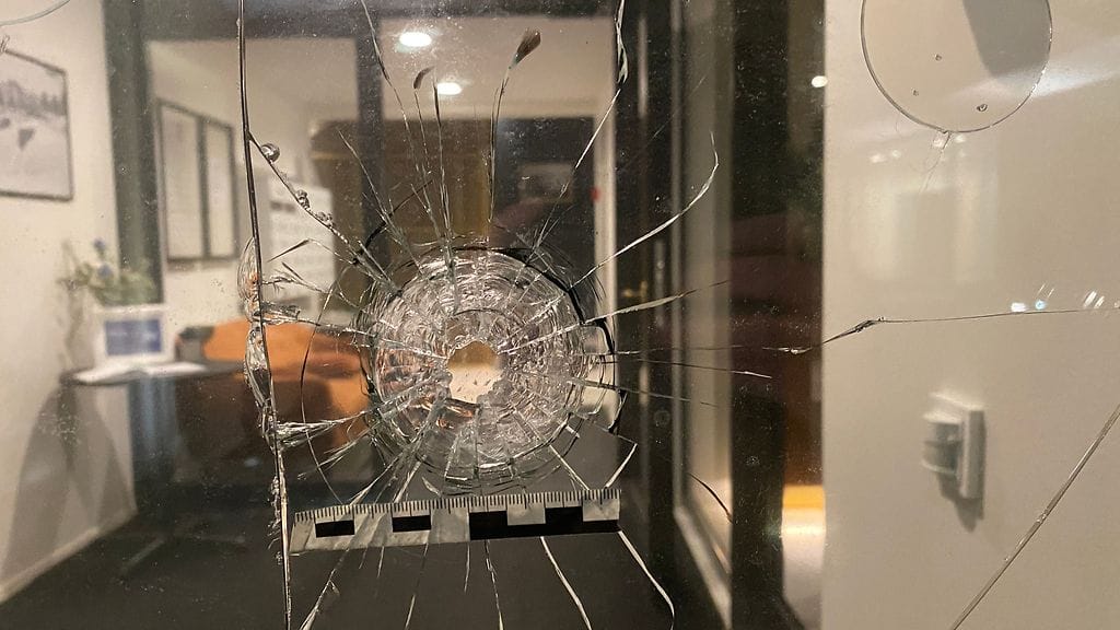 Ulko-oveen ammuttiin Ullanlinnassa sunnuntai-iltana.