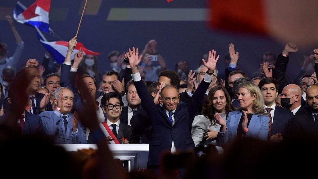 "Ranskan Trumpiksi" kutsutun presidenttikandidaatti Eric Zemmourin kampanja-aloitus muuttui rähinäksi sunnuntaina.