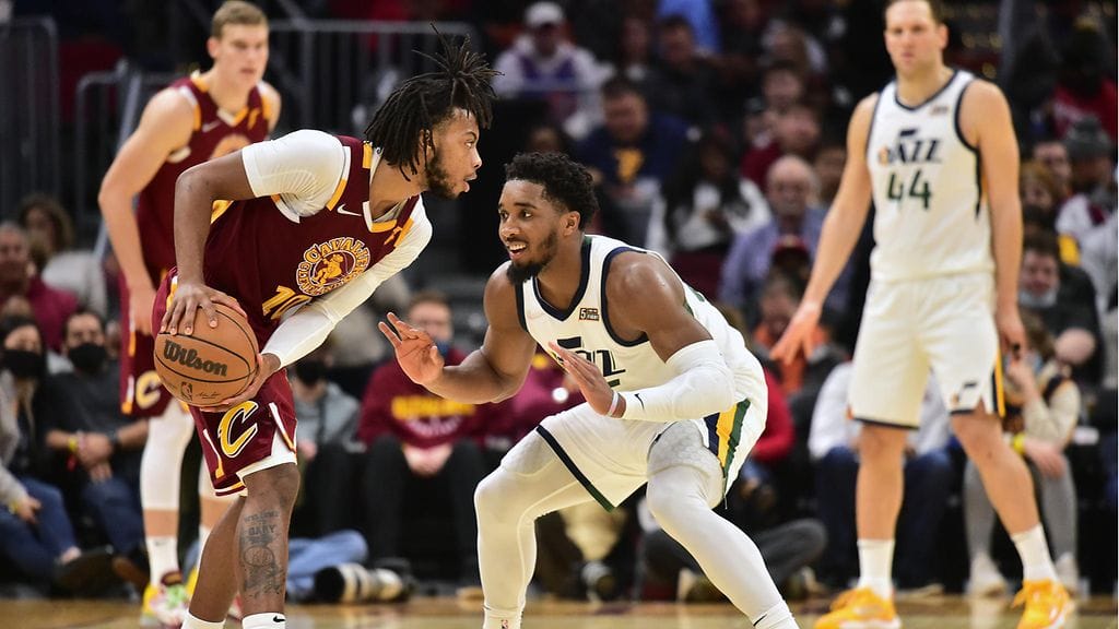 Darius Garland (vas.) oli Clevelandin tehokkain 31 pisteellä. Utahin pistehirmu Donovan Mitchell yrittää vartioida.
