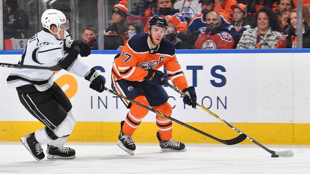 Los Angeles Kingsin Rasmus Kupari (vas.) yritti pysyä Connor McDavidin perässä viime yönä.