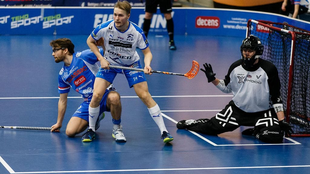 Nokian KrP:n Valtteri Viitakoski (kesk.) taisteli viime keväänä Suomen maajoukkuekasvoja Nico Saloa ja Lassi Torisevaa vastaan.