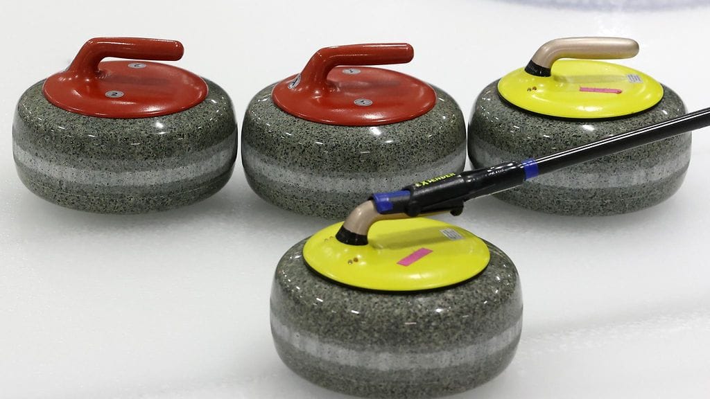 Curlingin olympiakarsintaturnauksessa kuohuu.