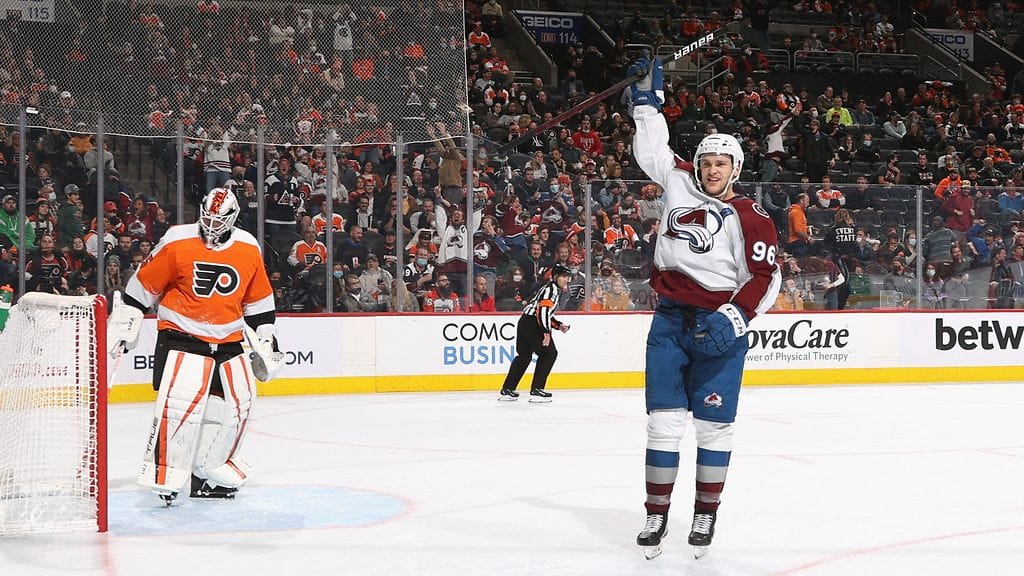 Coloradon Mikko Rantanen tuuletti joukkueensa maalia Philadelphiassa.
