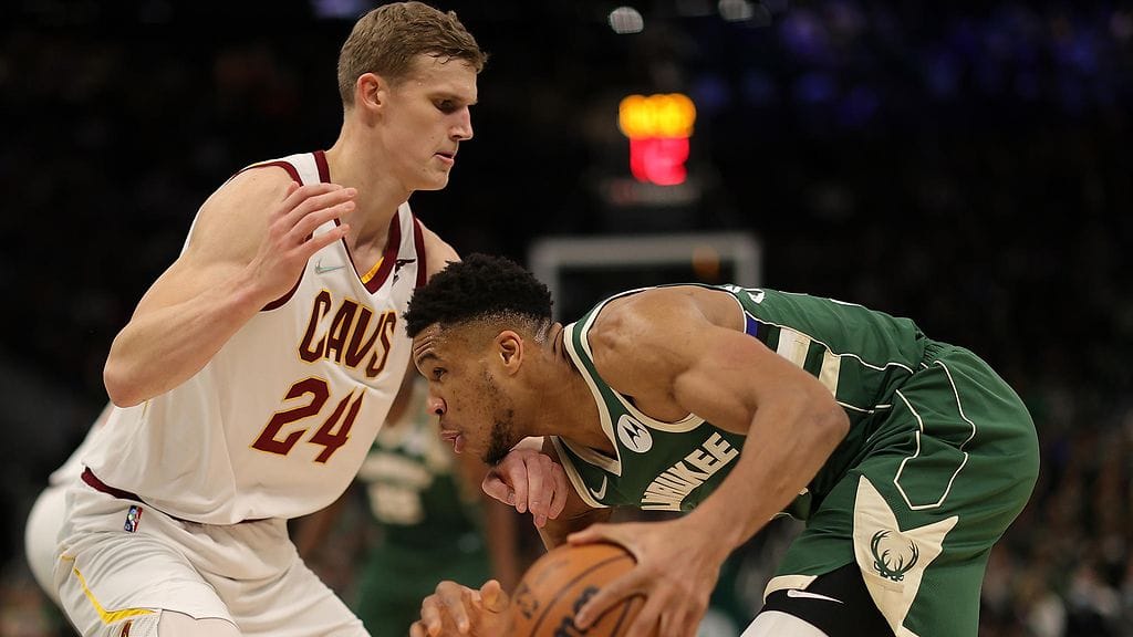 Lauri Markkanen joutui puolustumaan NBA-supertähteä Giannis Antetokounmpoa.