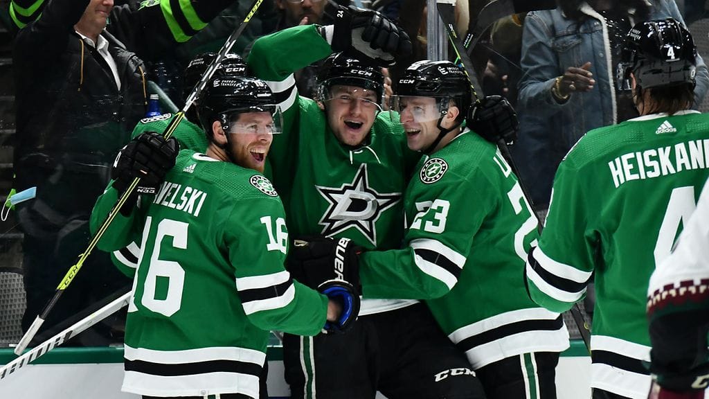 Roope Hintz (kesk.) iski Dallasin avausmaalin Arizonaa vastaan.