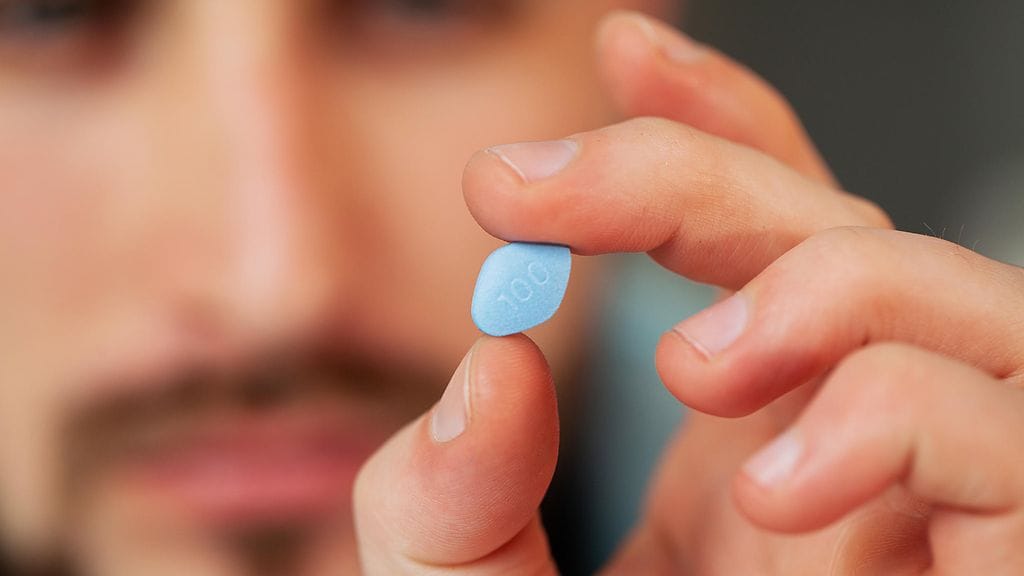 Sildenafiili tunnetaan kauppanimellä Viagra, jota myydään sinisinä pillereinä. Kuvituskuva.