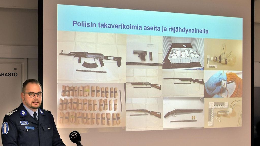 Epäillyiltä takavarikoitiin kotietsintöjen yhteydessä huomattava määrä ampuma-aseita, patruunoja ja räjähteitä.