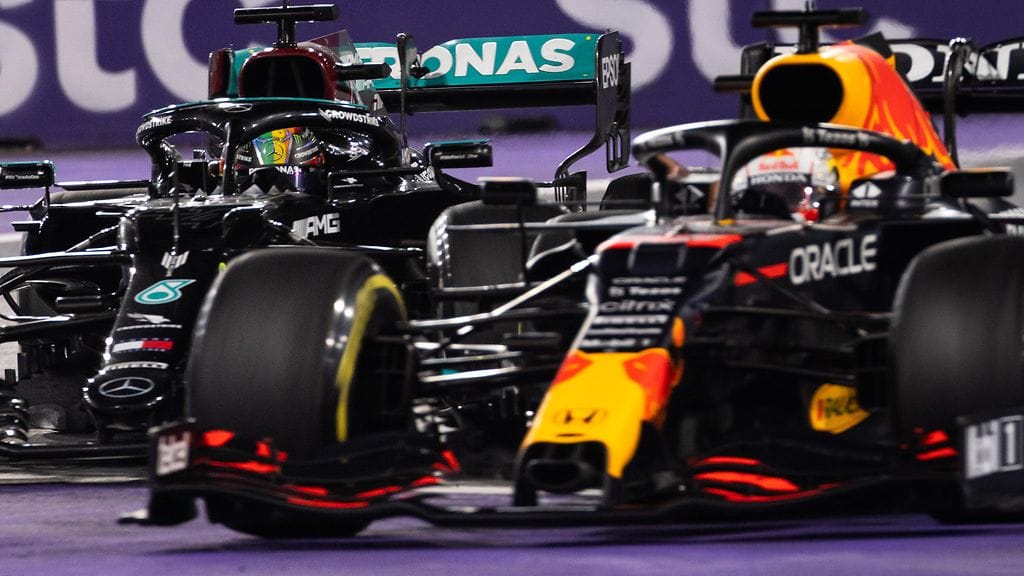 Max Verstappen temppuili Lewis Hamiltonin edellä Saudi-Arabian GP:ssä.