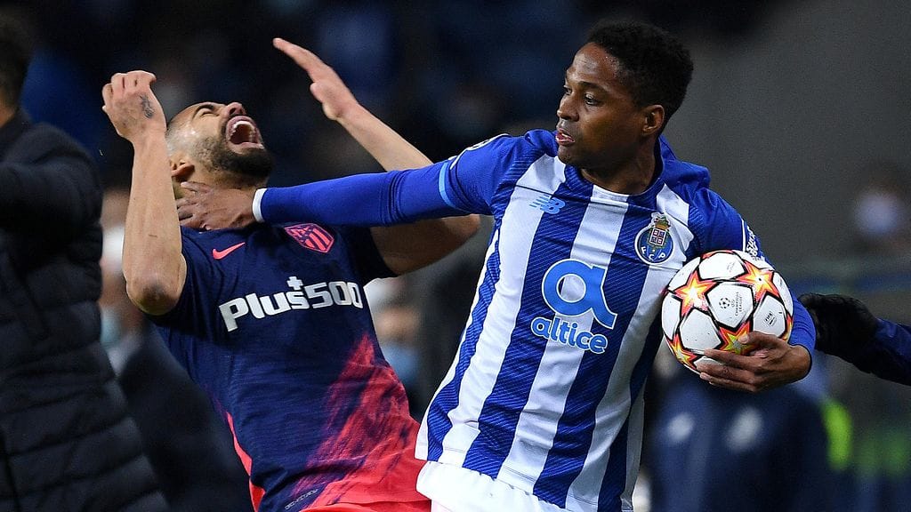 Porton Wendell huitoi Atletico Madridin Matheus Cunhaa ulosajon arvoisesti.