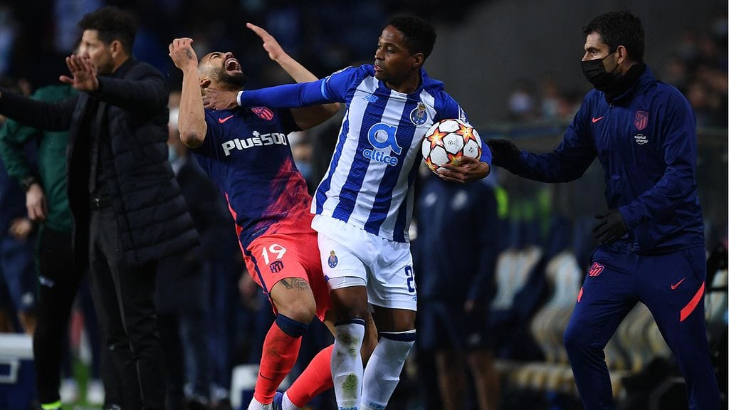 Porton Wendell huitoi Atletico Madridin Matheus Cunhaa ja sai punaisen kortin.