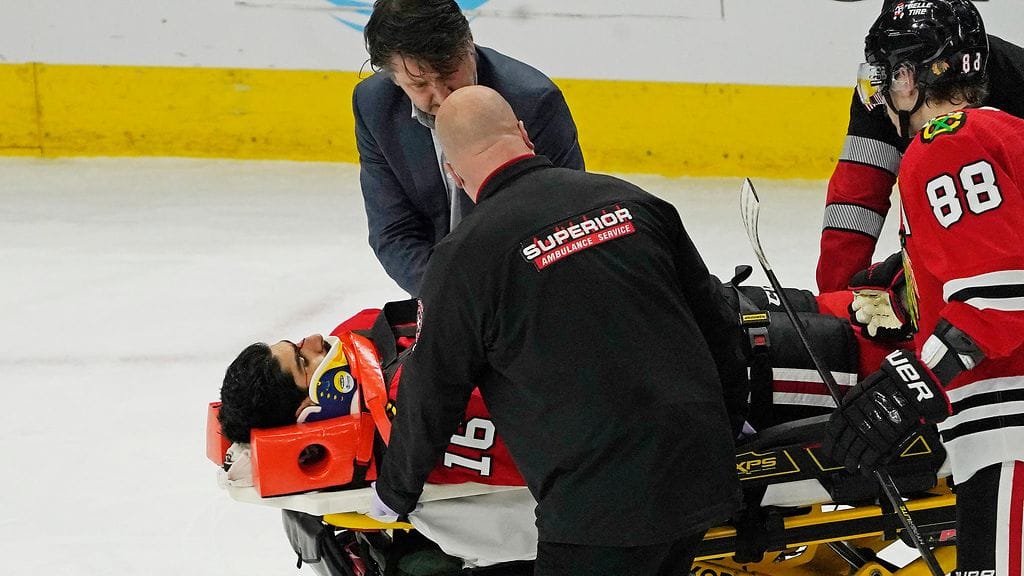 Jujhar Khaira jouduttiin viemään paareilla pois NHL-kaukalosta.