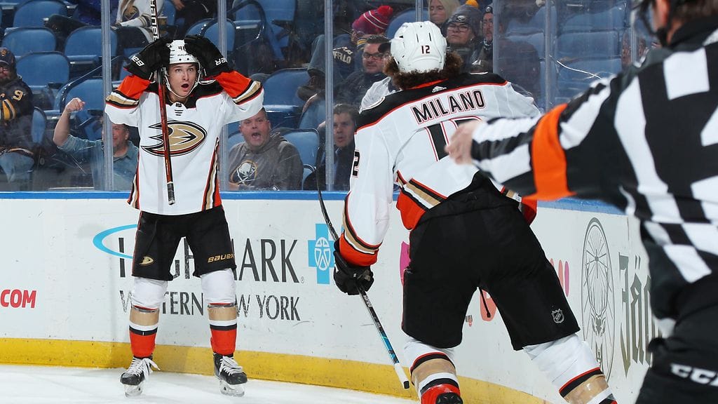 Trevor Zegras (vas.) oli itsekin hämmästynyt omasta ilmiömäisestä suorituksestaan.