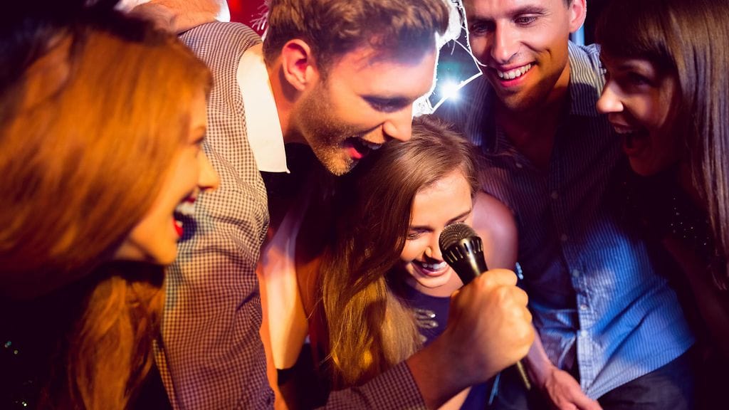 Mitä kovempaa ääntään käyttää, sitä enemmän pärskeitään levittää. Kuvituskuva.